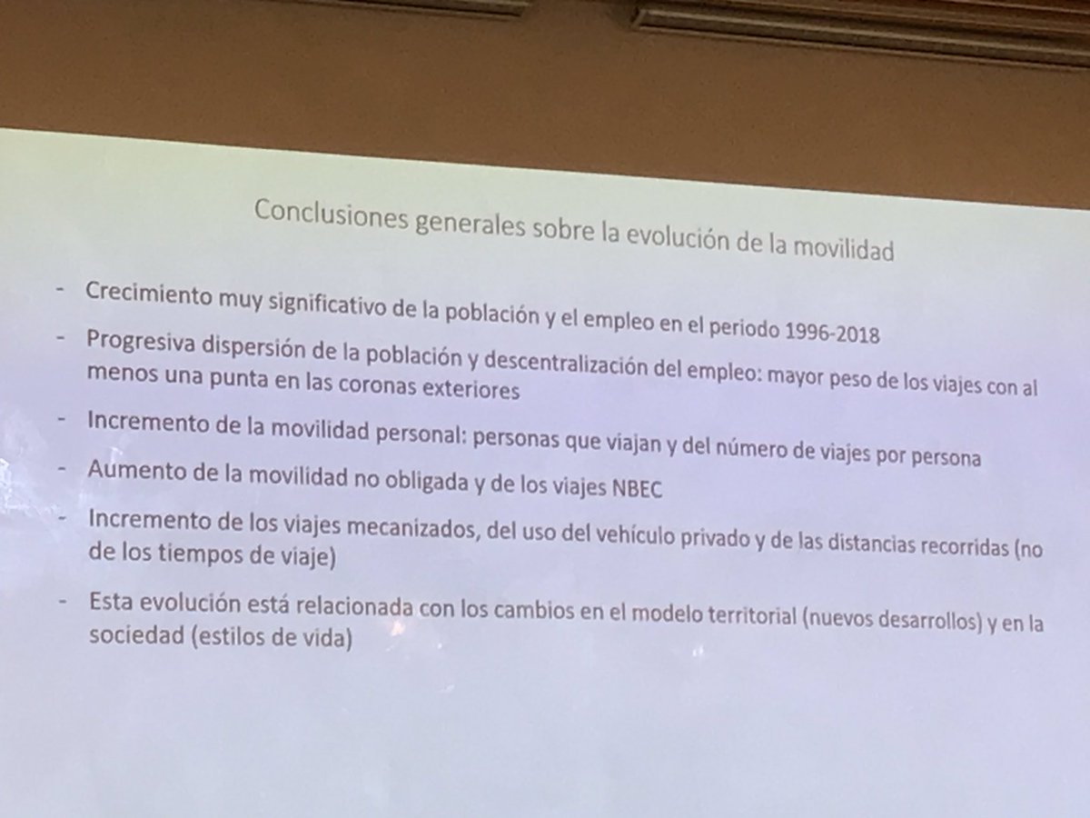 caminosmadrid's tweet photo. #edM2018 Javier Gutiérrez, de @tGIS_ucm, analiza la evolución de la #movilidad en la región de #Madrid: ha habido un aumento de la movilidad “no obligada” que ha incrementado el uso del vehículo privado, las distancias recorridas y los tiempos de viaje. https://t.co/TfDOF1VmFl