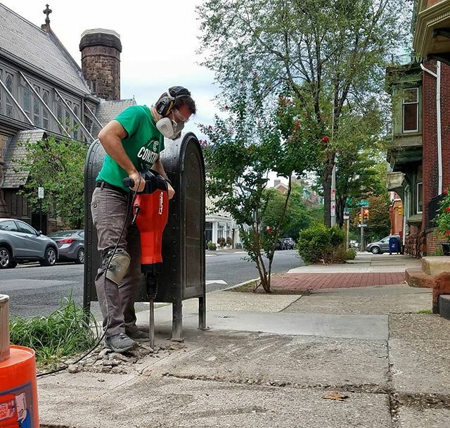 GoConstrux's tweet image. 🌳 Making room for some new trees over in #Rittenhouse. We never pass up an excuse to bust out the jackhammer! ⛏ #MoveOverSidewalk #TreeTryinToTrunk! bit.ly/37VM696