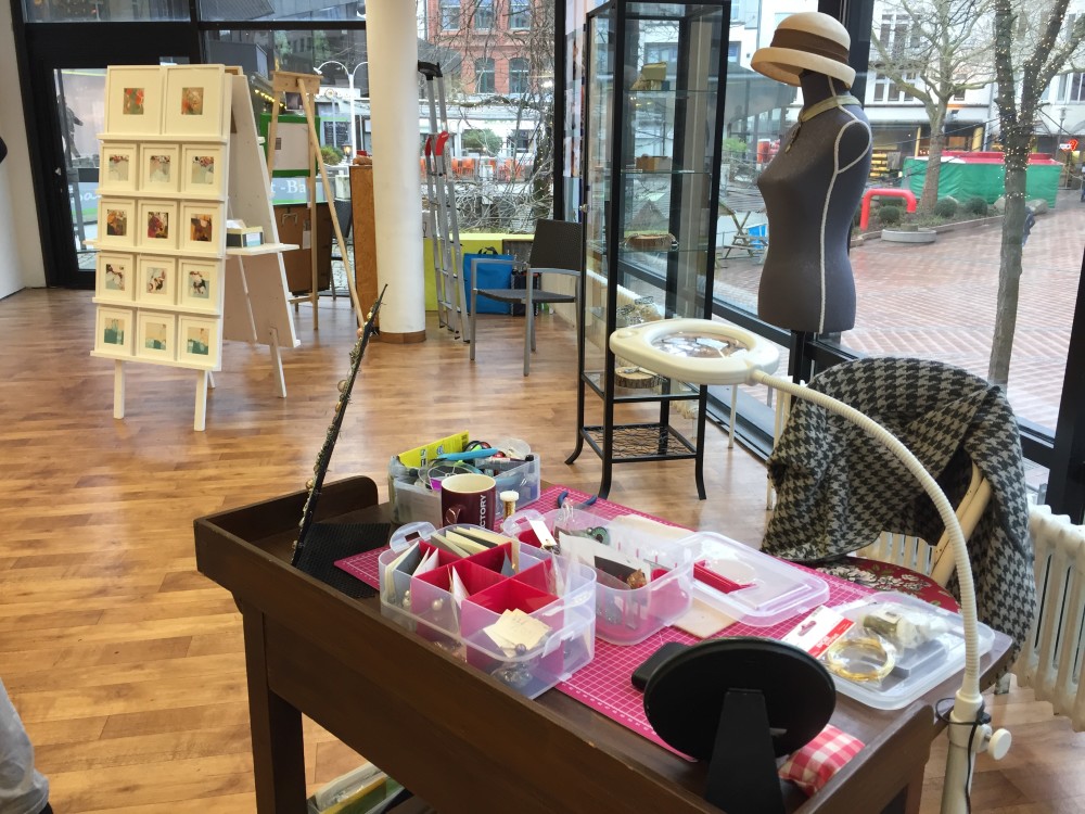 KielSailingCity's tweet photo. Künstlerinnen-Trio stellen im #PopupPavillon aus. Sie erwartet vielfältige #Malerei, auch zum #Mitmachen. Die Vernissage findet am 27.02 um 19 Uhr statt. 
https://t.co/ow6tpppzzq https://t.co/hxQR4HuHBB https://t.co/6TMKOkjNH7