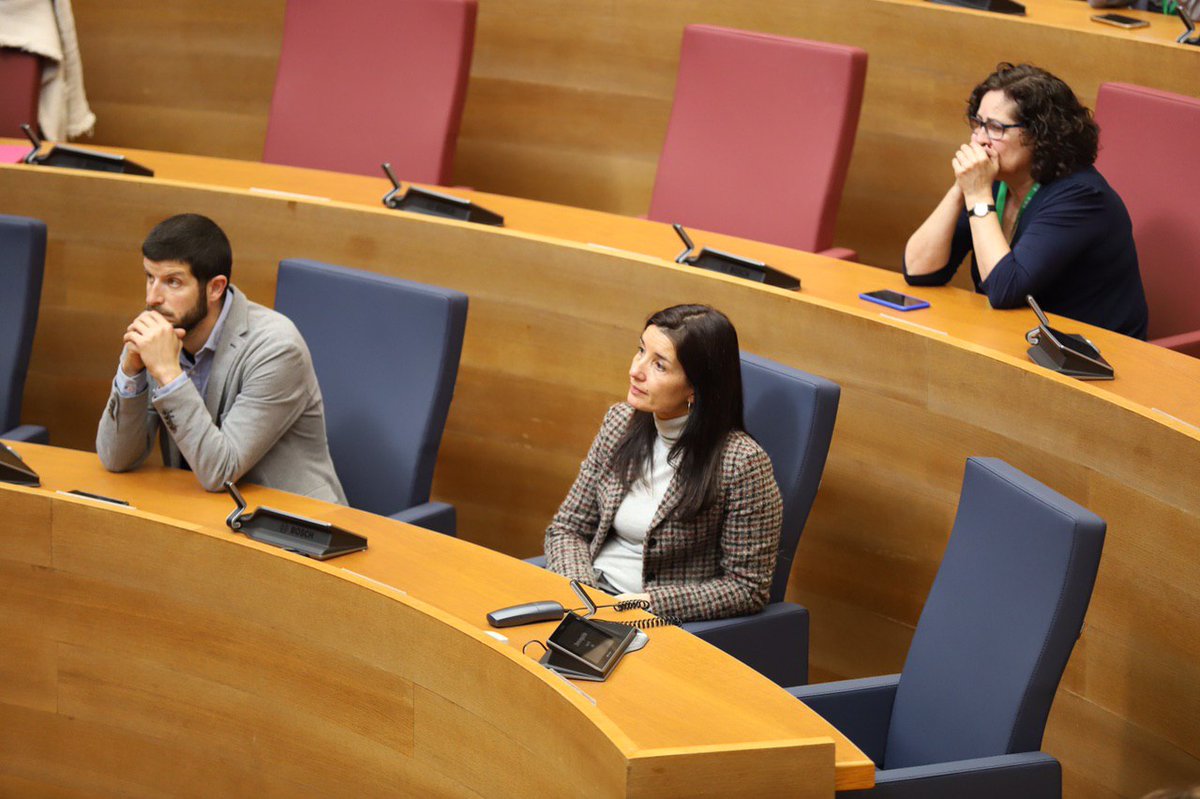 CsCValenciana's tweet photo. 🍊 @rut_merino y @ArquillosLuis han acudido en @cortsval al acto de conmemoración del Día Mundial de las Enfermedades Raras.
🏛️🎙️ Los afectados han tomado la palabra para dar a conocer en el hemiciclo sus vivencias personales y cómo es su día a día. https://t.co/5ygTmaHEFe