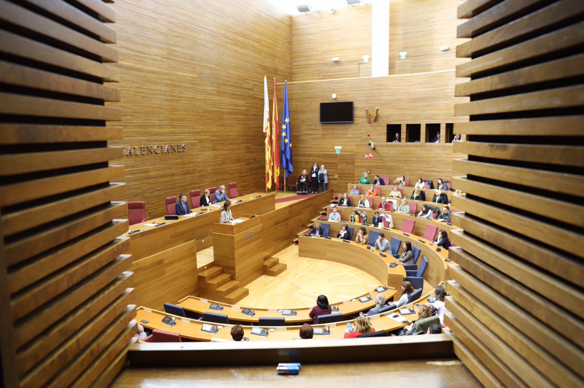 CsCValenciana's tweet photo. 🍊 @rut_merino y @ArquillosLuis han acudido en @cortsval al acto de conmemoración del Día Mundial de las Enfermedades Raras.
🏛️🎙️ Los afectados han tomado la palabra para dar a conocer en el hemiciclo sus vivencias personales y cómo es su día a día. https://t.co/5ygTmaHEFe