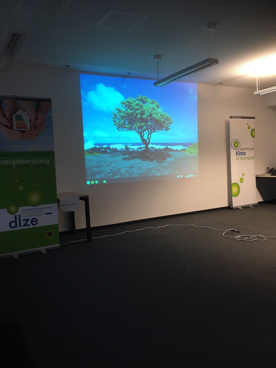 do_foss's tweet image. Der Referent Daniel Schlep hat uns in der Veranstaltung des dlze gerade über den Klee gelobt. Danke dafür! #FreieSoftware #DoFoss
