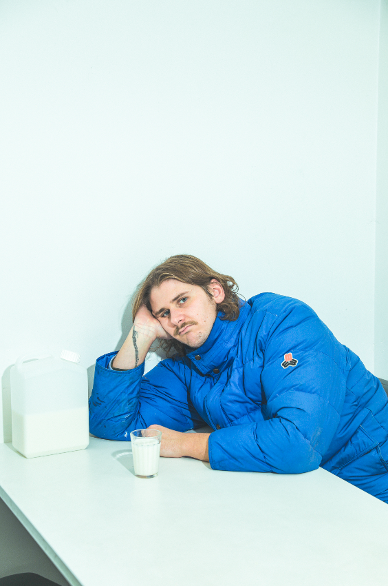 Mon portrait du musicien <a href="/voyovoyou/">VOYOU</a> sur <a href="/MilK_magazine/">MilK Magazine</a>  avec des mots de Margaux Steinmyller
 milkmagazine.net/playlist-des-f…