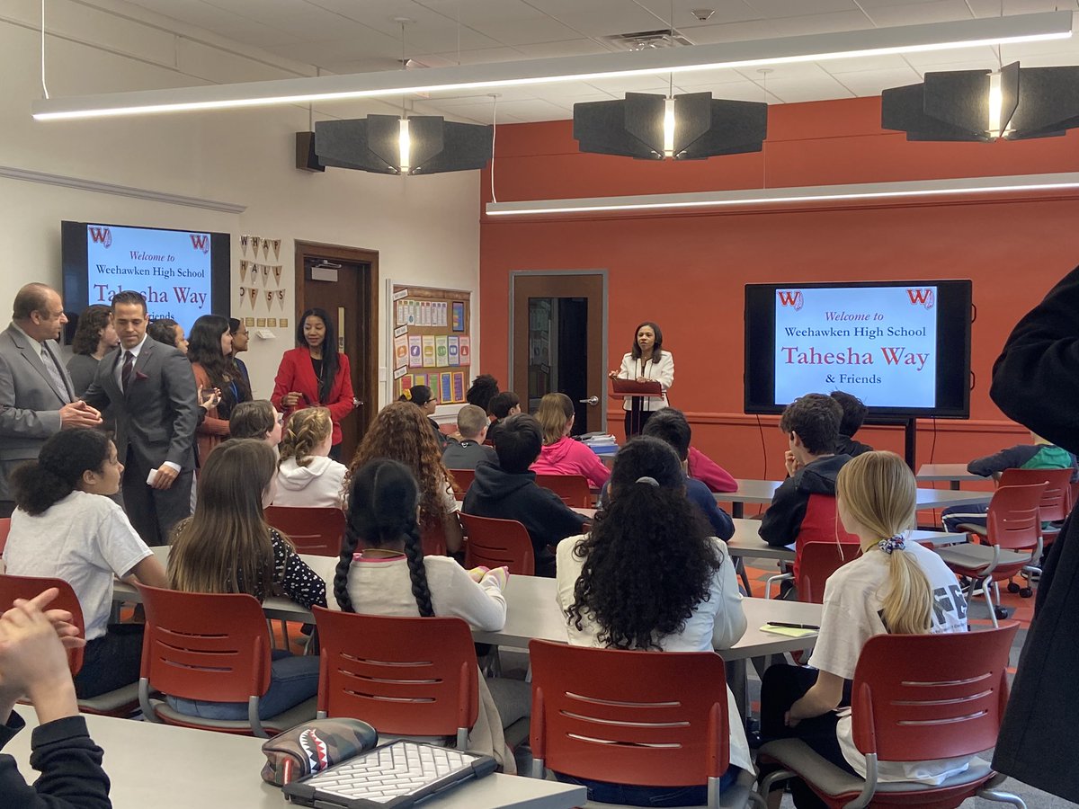 C_Lista_WHS's tweet photo. Thank you @SecretaryWay for visiting our school today. #WeeAreProud to learn from you and #WeeThankYou you for helping with the mock election! #WeeAspireToGreatThings #WeeVote @WeehawkenTSD https://t.co/hXrvP1KB5j
