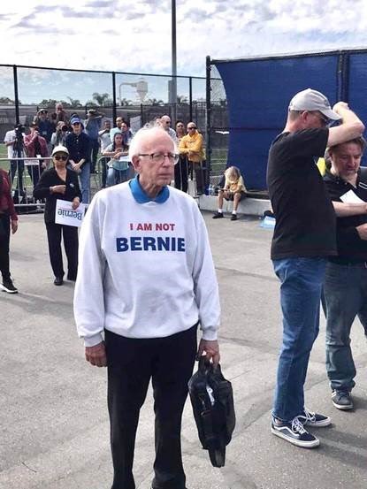 SilSterinPensel's tweet photo. ¿Qué pasaría si estos dos individuos son flechados xCupido y salen a caminar por las calles d alguna ciudad d Carolina del Sur justo ahora, a días d las primarias en ese Estado y del #SuperTuesday ? #FakeBernie ❤️ #FakeElizabethWarren #DemocraticPrimary #2020election #GenteRara https://t.co/S8uDj64Qql