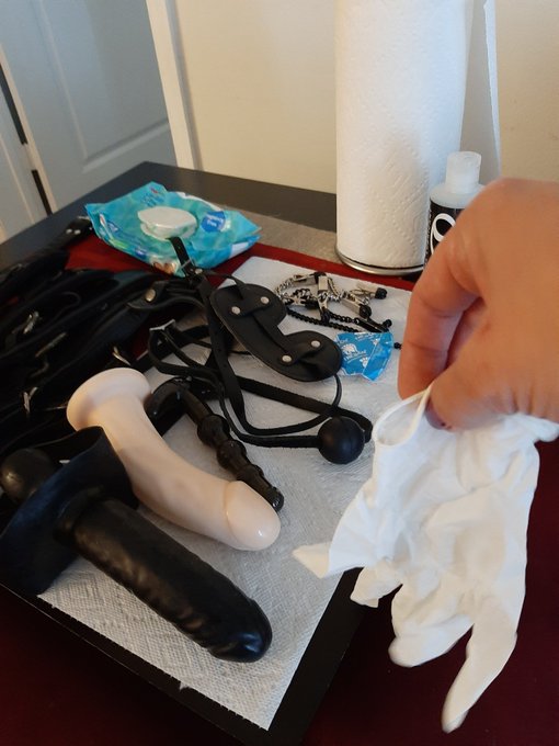 Shit! All this and only 1 glove? Fml.  (Pun intended) https://t.co/i845XJ8YlS<a href="/tag/finally"class="tags"><span>#finally</span></a>