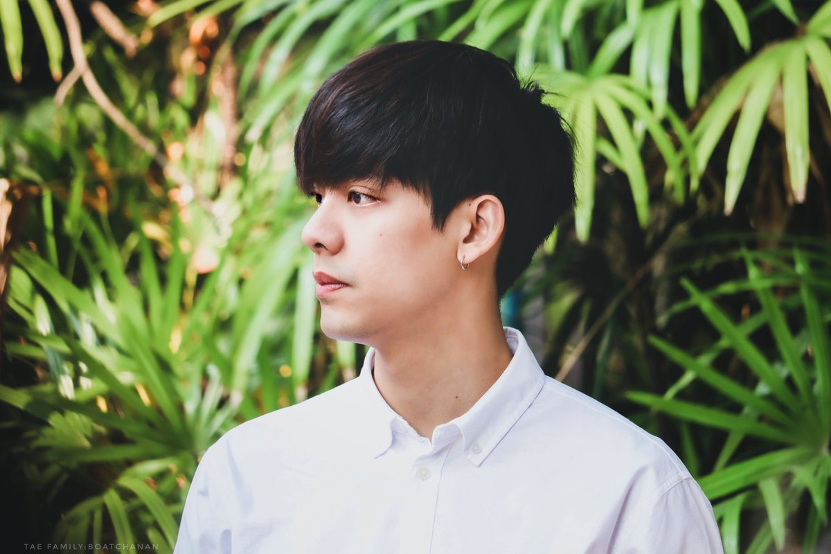 NaCkTAeTEe's tweet photo. - เสื้อเชิ้ตสีขาวแขนยาวในร่างที่สุดจะเพอร์เฟค คู่กับกางเกงยีนส์ขายาวสุดแสนจะเท่
- ใบหน้าดูหล่อเหลา ตาคม จมูกโด่งสัน ปากกะจับชมพู มาพร้อมแว่นกันแดด ที่ทำให้ใบหน้าดูคมมากยิ่งขึ้น
- เจาะหูข้างเดียว ( กร้าวใจมากค่ะ )
- ผมสีน้ำาตาลอ่อน ทรงผมแบบไม่เซต
- ยืนอยู่ทามกลางแสงแดดที่สาดส่อง https://t.co/fM9aLBwiQd