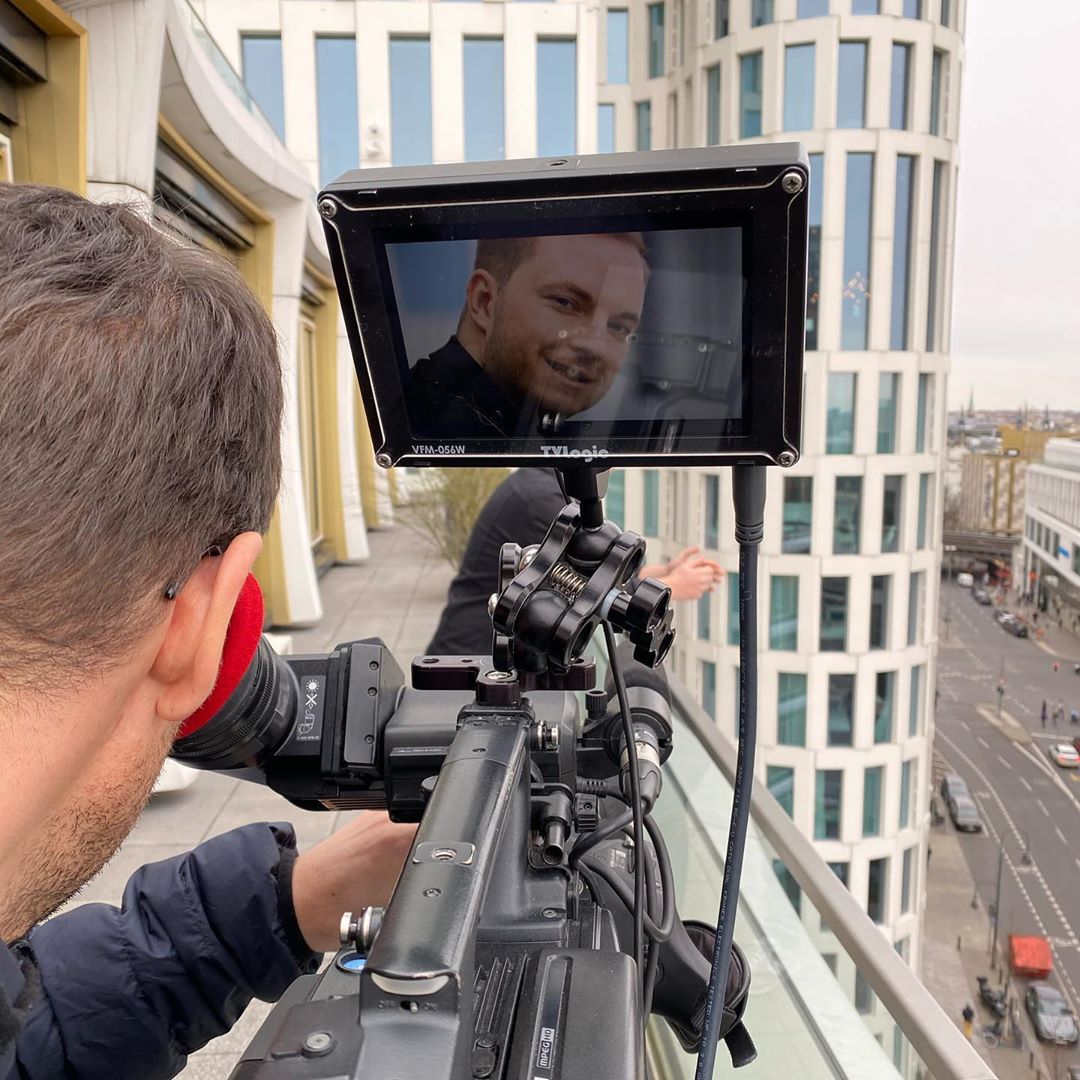 🎥😏 Unser <a href="/bastiankrautwal/">Bastian Krautwald</a> beim Videodreh für den German Startup Award!! 
Er ist mit #deinestudienfinanzierung in der Kategorie 
Beste Newcomerin &amp; Bester Newcomer nominiert.
Am 5. März wird es ernst und wir drücken natürlich die Daumen! #gobastigo