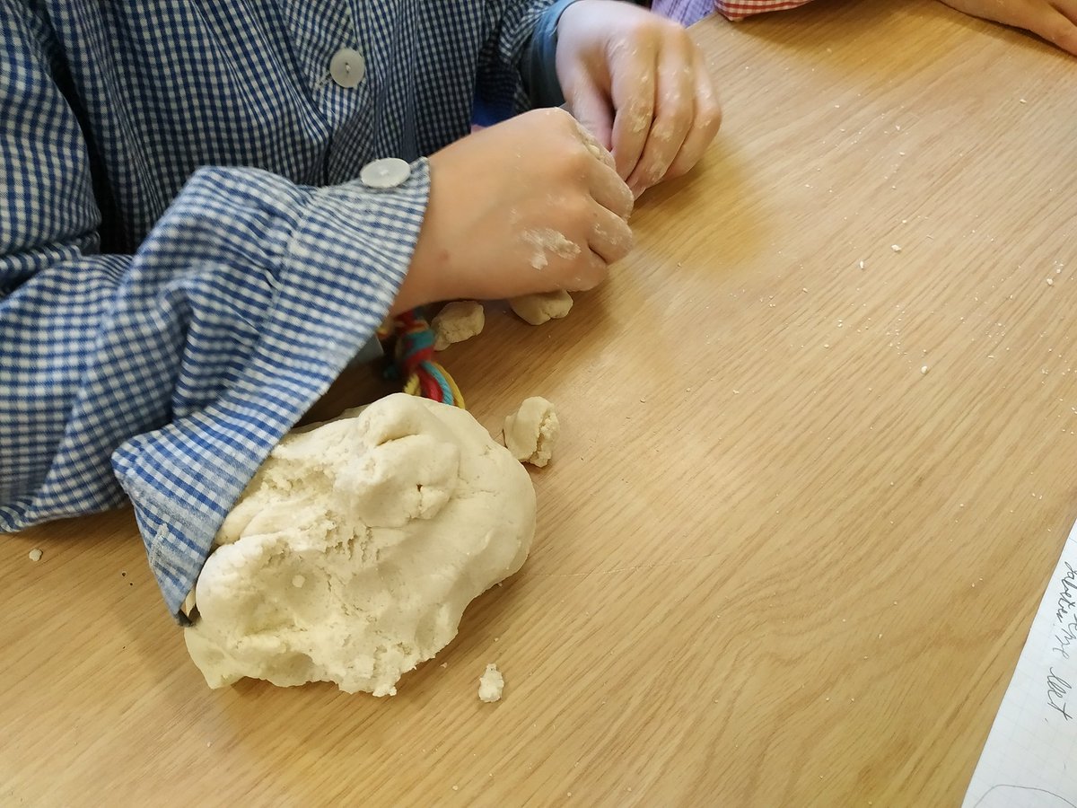 escolaminguella's tweet photo. RT @LauraMiCa3: Seguim aprenent a treballar en equip! Hem fet els menús dels nostres restaurants i hem començat a elaborar els plats de la carta amb pasta de sal! #2nprimaria @escolaminguella https://t.co/nKwIP7nDwS https://t.co/Da2TyBGYSJ