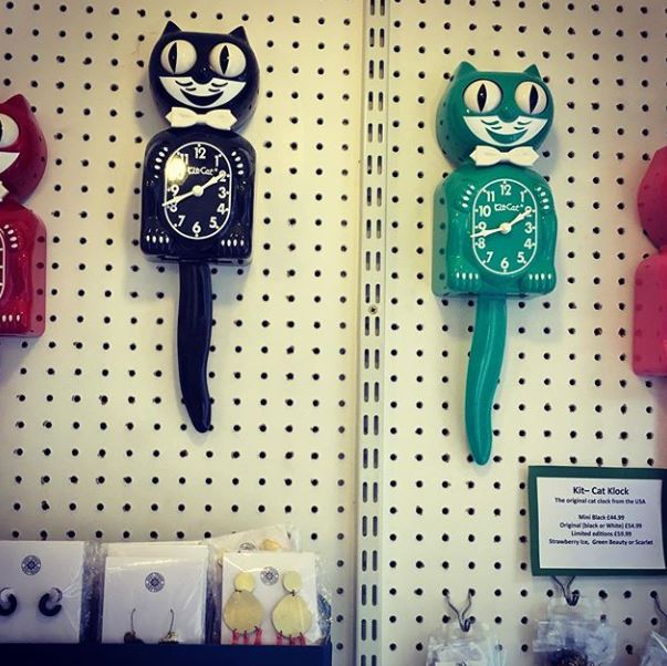 LambsConduitSt's tweet image. Add a splash of retro home decor with the Kit-Cat Klock. Complete with rolling eyes and wagging tail, made exclusively in the USA since the 1920&apos;s and available to buy at @VolteFaceShop #retroclock #kitcatklock #volteface