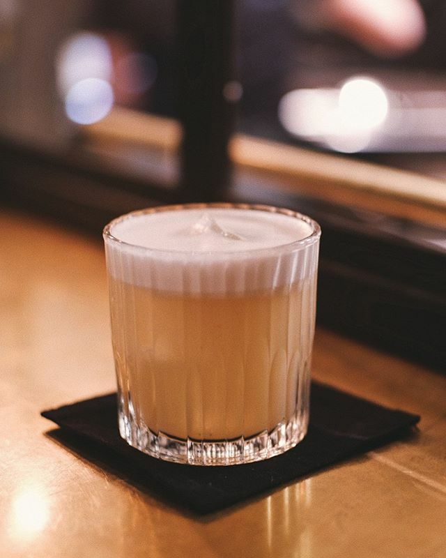 - VEGAN WHISKEY SOUR -
.
Wir lieben Sours 🥃❤️! Die Kombination aus Süße, Säure und Spirituose - ein gefälliger Mix, auf dem ein wunderbar cremiger Schaum ☁️ trohnt.
.
Für den luftig-weissen Schaum wird üblicherweise Eiweiss 🥚 verwendet - leider wenig… ift.tt/2VmTCai