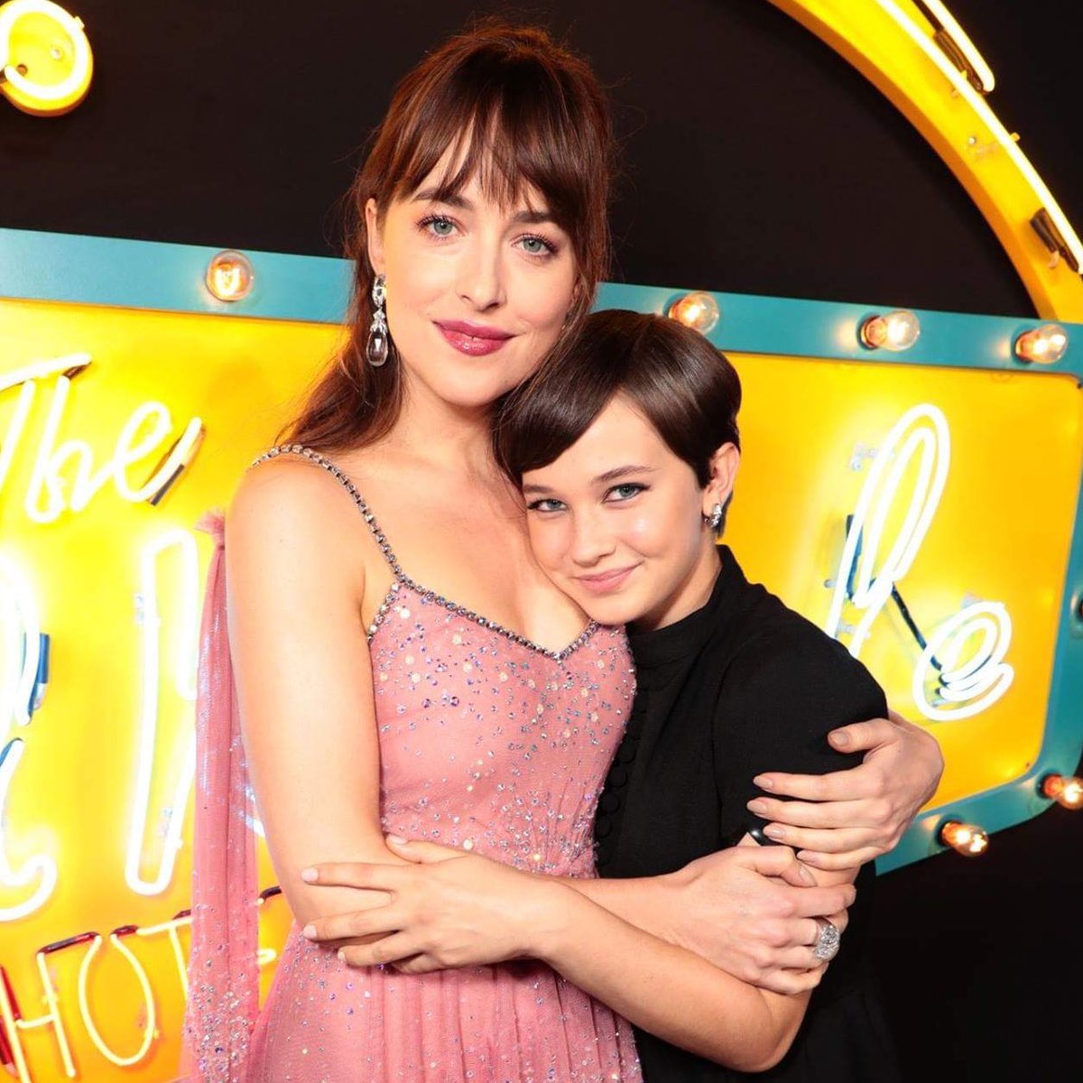 foreverdamie_'s tweet photo. NEW: Entrevista de #CaileeSpeany com #DakotaJohnson para @instylemagazine, Ed. Mar/20 ❤️ https://t.co/gMROUKILi4