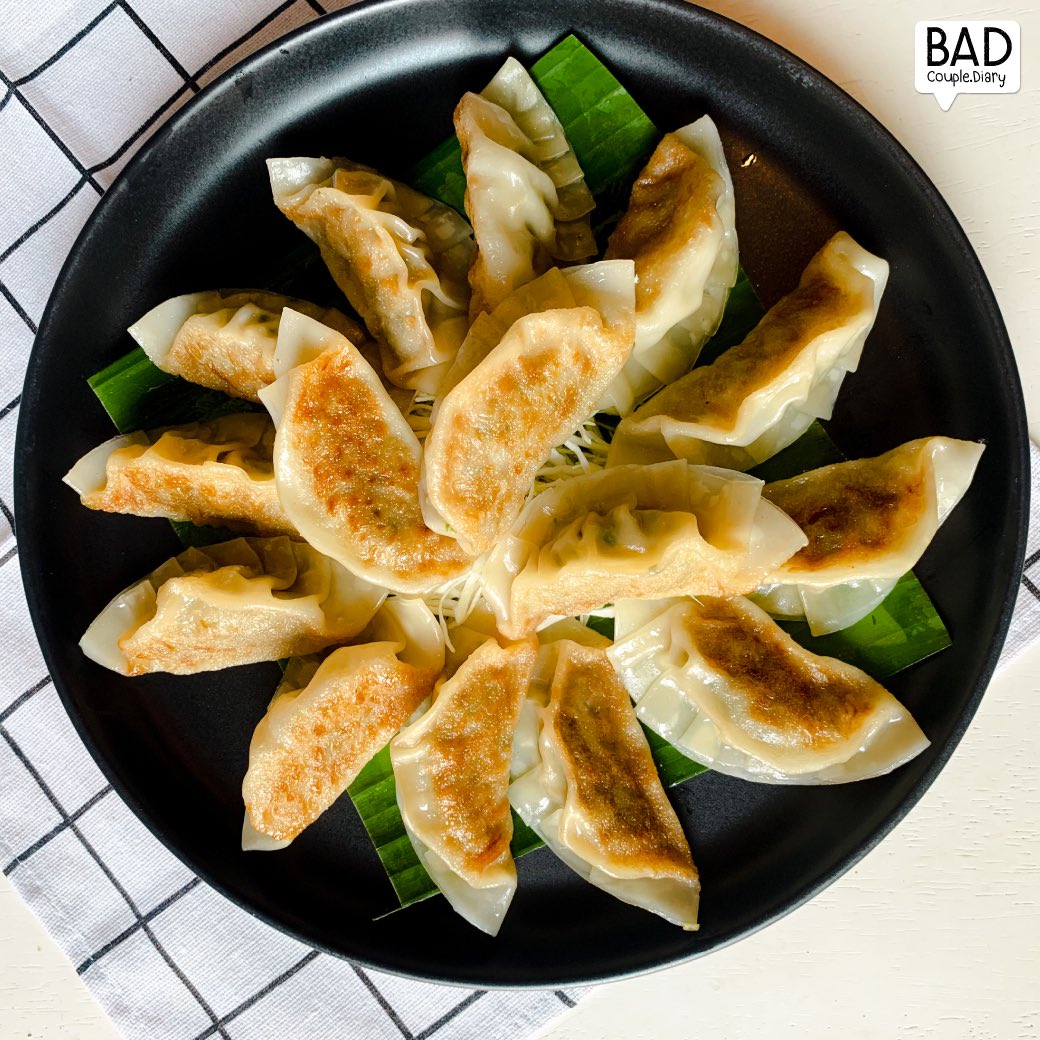 badcouple6's tweet photo. #เกี๊ยวซ่าสไตล์ญี่ปุ่น🥟
⭐️ เกี๊ยวซ่าสไตล์ญี่ปุ่น จากร้าน  Dashi Dashi Japanese จุดเด่นคือแป้���บาง แต่เหนียวนุ่ม ไส้แน่น ชิ้นโต ที่สำคัญแม่ค้า��ั้นมือเองทุกชิ้น! 

🛵 มีเฉพาะ Delivery นะ สั่งจาก Fb &amp; Line man ราคาเล็ก 55฿/ 5 ชิ้น ,ใหญ่ 99฿/10 ชิ้น แนะนำเลยจ้า 📍เพชรเกษม69
#Dashi https://t.co/Knc7CiLd0z