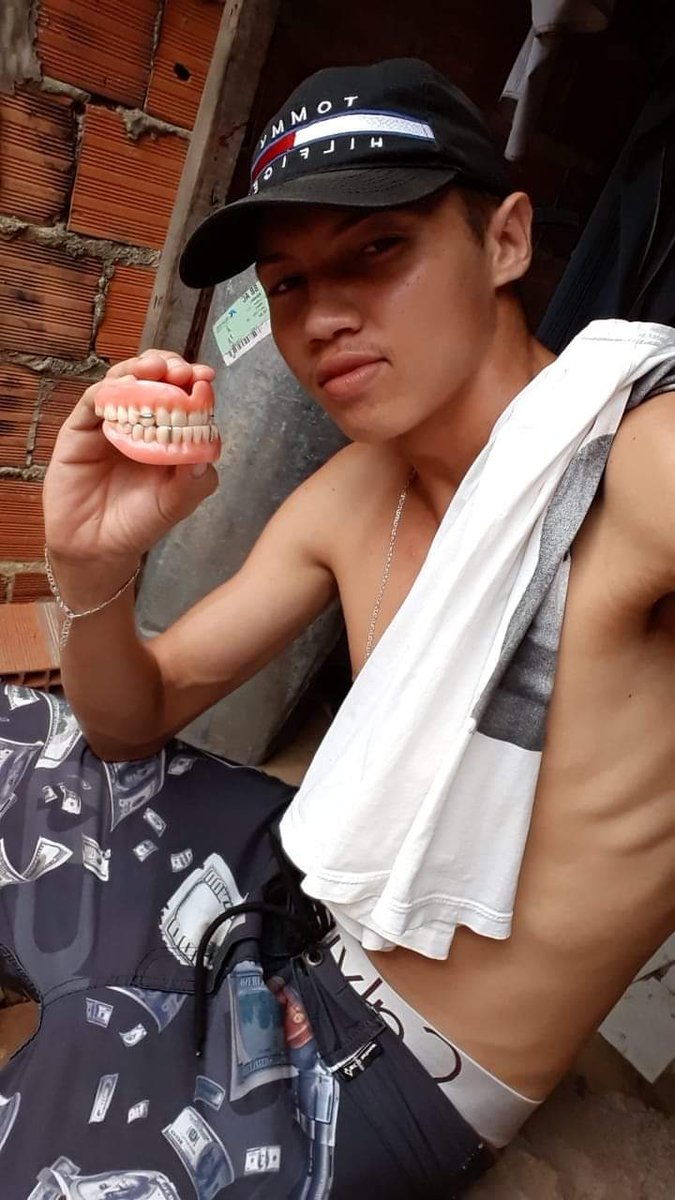 Minha avó escondeu o pão, eu escondi os dentes dela, hoje ninguém come 🤣🤣🤣🤣 
#ATropaDoSDV