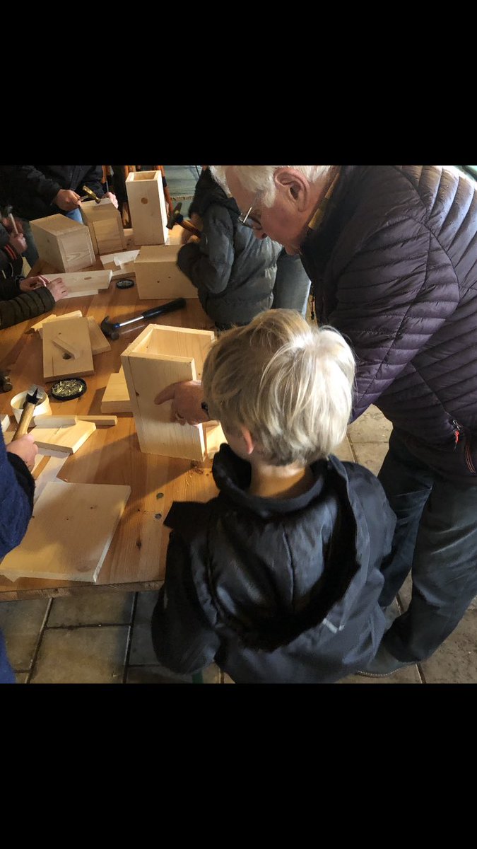 En er wordt volop getimmerd. Opa’s en oma’s, ouders en kinderen ... allemaal timmeren met het materiaal dat beschikbaar is gesteld door @groenebelevenis en <a href="/OBRLeusden/">Onze Buitenruimte</a>