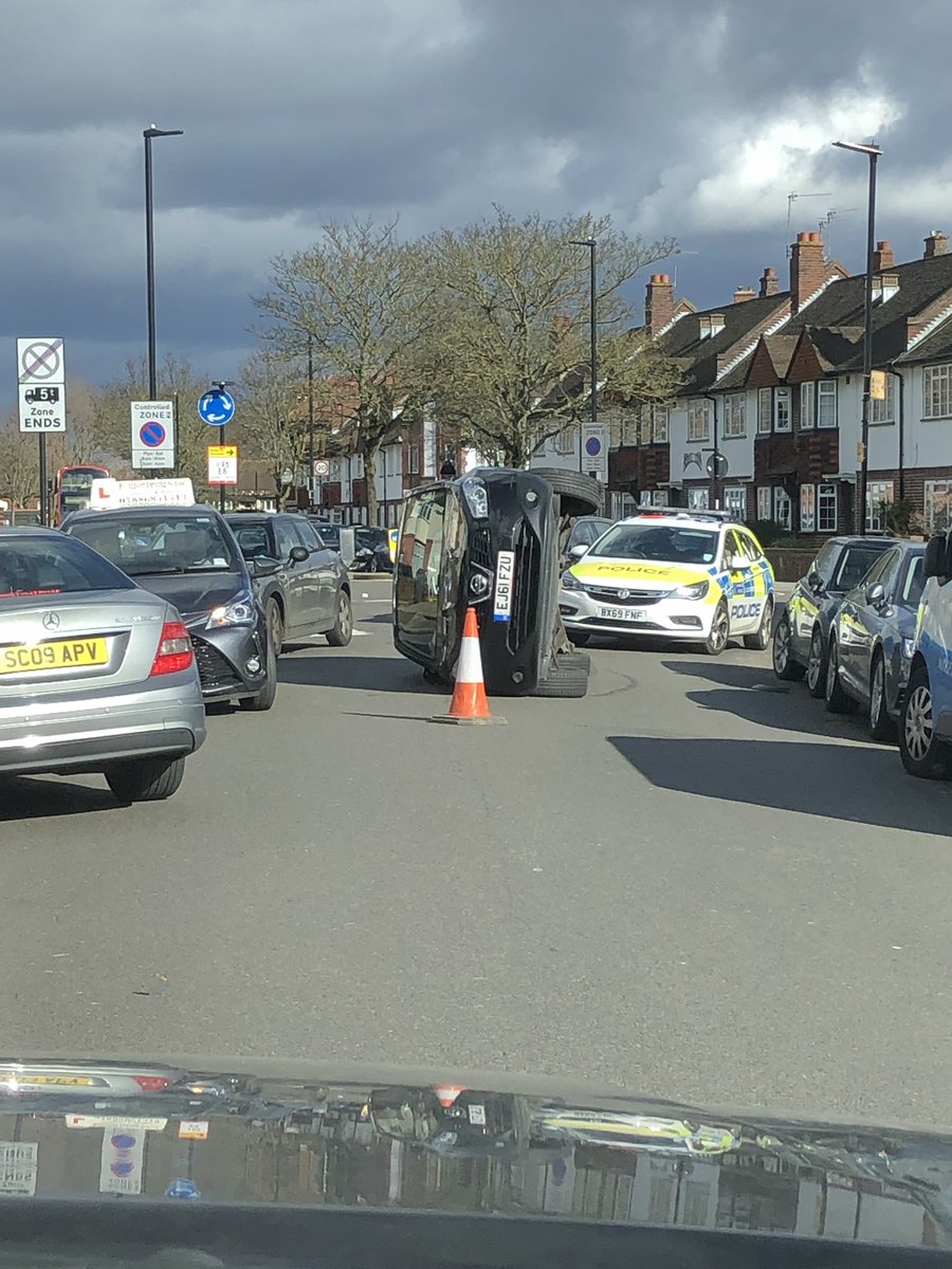 Swyncome Avenue roundabout with windmill Road 😳😮😮 #londonW5
