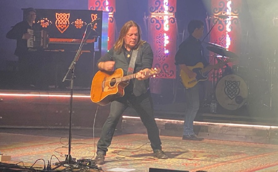lethnewsnow's tweet image. Alan Doyle’s ‘Rough Side Out’ tour – smooth, audience-engaging entertainment lethbridgenewsnow.com/2020/02/26/ala… @alanthomasdoyle #AlanDoyle #RoughSideOutTour #YQL