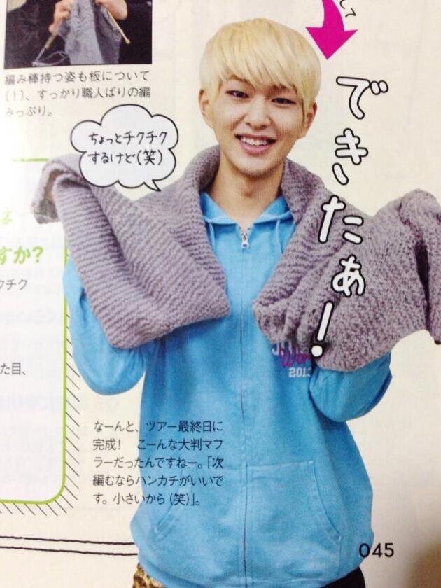 jinki knows how to knit and he knitted a scarf during their arena tour (!)he also knitted a small scarf once and gifted to his mother