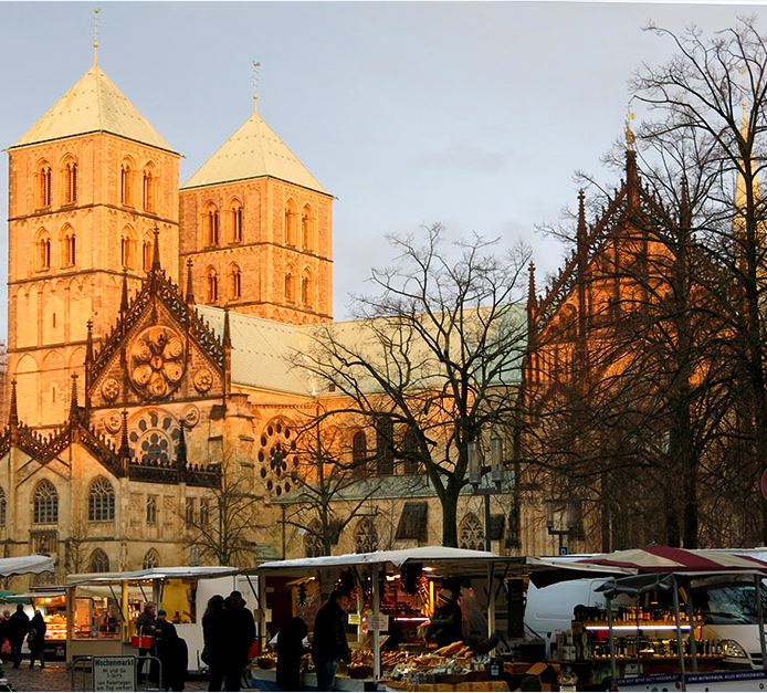 muenster_de's tweet image. Unter dem #Domplatz befinden sich möglicherweise #BlindgängerMS aus dem Zweiten Weltkrieg. Ob der Verdacht sich bestätigt, wird sich am Freitagmorgen, 28. Februar, zeigen. 
➡️Einzelheiten findet ihr auf unserer Info-Seite: muenster.de/blindgaenger.h…