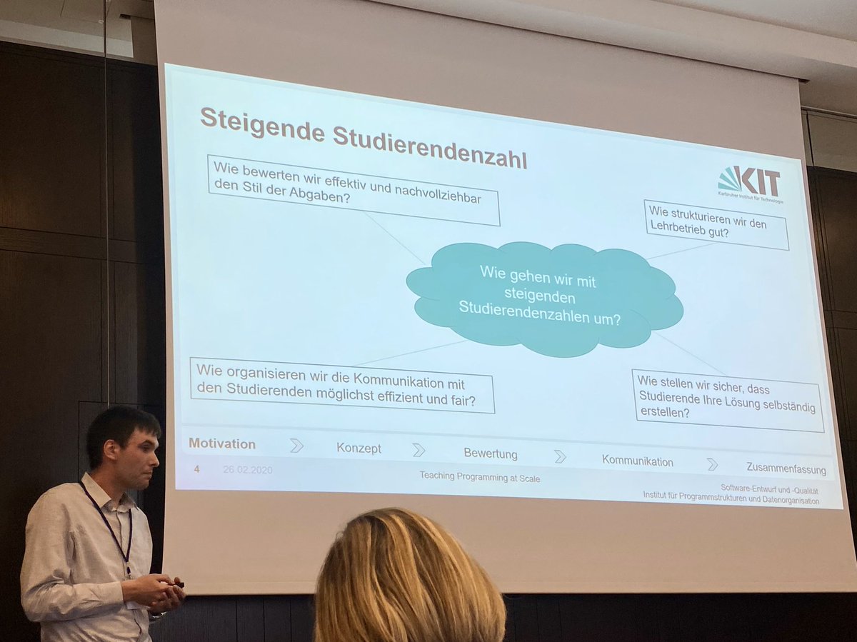 Der erste Session-Vortag ‘Teaching Programming at Scale’, präsentiert von Maximilian Walter, stellt die 🔑 Erfahrungen mit steigenden Studierendenzahlen in der Lehre <a href="/KITinformatik/">KIT-Fakultät für Informatik</a> vor.