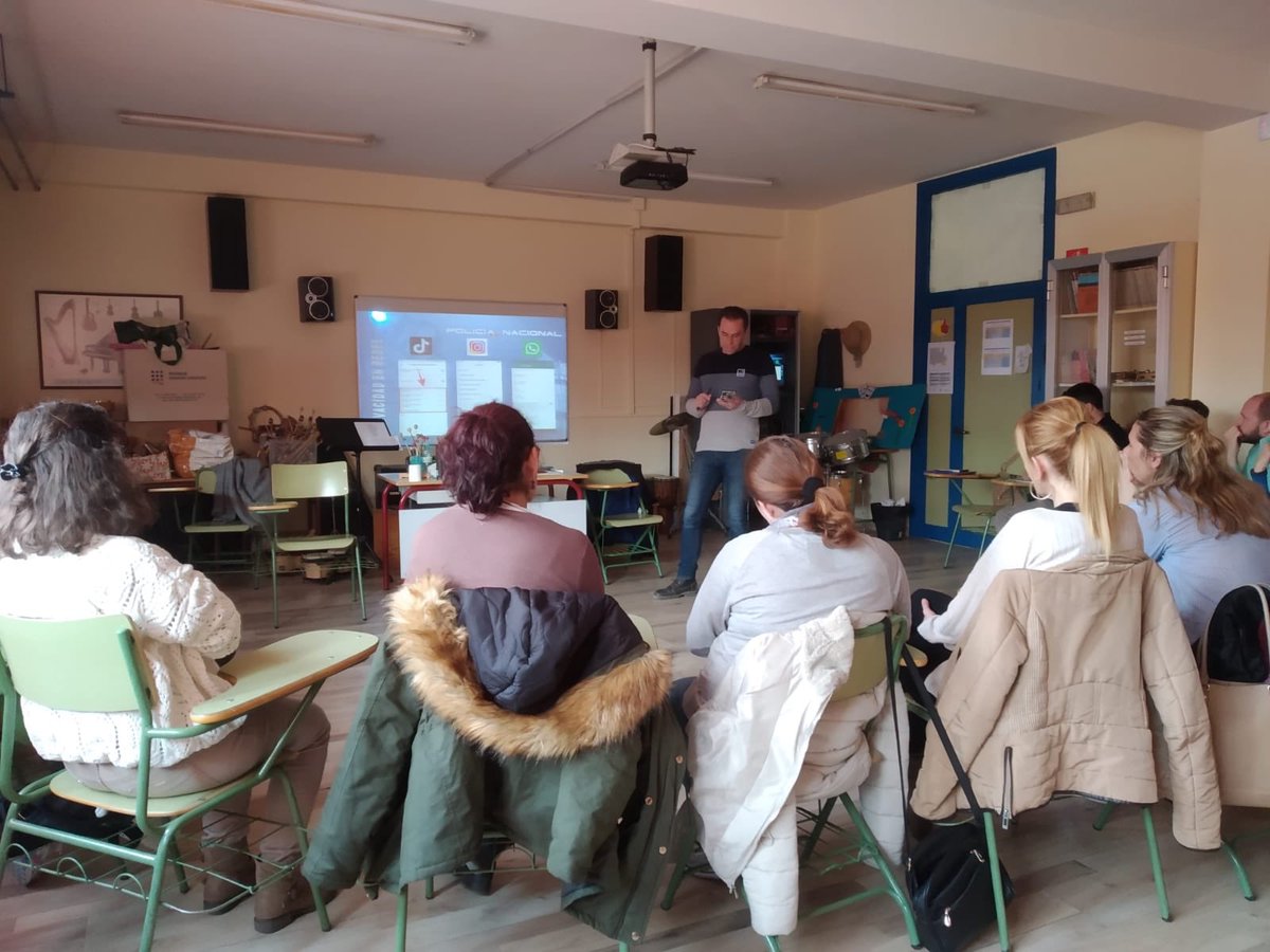 Ayer las familias de 4º, 5º y 6º de primaria participaron en el taller "Acoso escolar, Ciberacoso y Riesgos de Internet", impartido por el Área de Participación de la Policía Nacional. Un éxito de afluencia, se expuso información muy interesante ¡Muchísimas gracias una vez más!