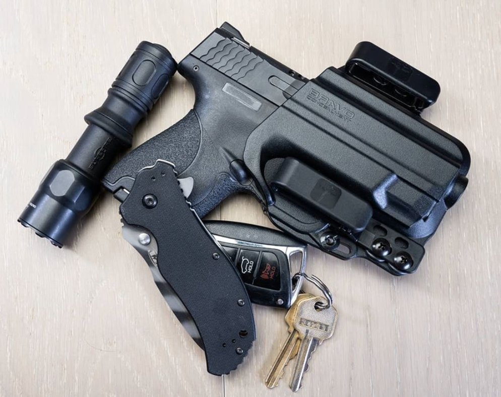 BravoHolsters's tweet photo. Shield Sunday with @bravoconcealment
@smithandwessoninc M&P Shield
@ztknives folder
@surefire_llc
Repost from @muzzleflashmedia
#smithandwesson #smithandwessonshield #ztknives #surefire #muzzleflashmedia #mfm #tacticalphotography #2A #thepewpewlife https://t.co/btLDX3sgSR