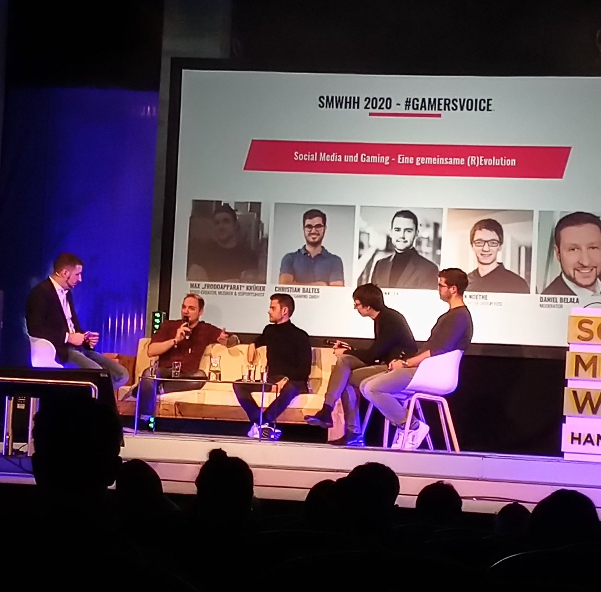 Panel auf der #smwhh zu #SocialMedia und #Gaming: Für #Streamer <a href="/Frodoapparat/">Max 'Frodo' Krüger🥤</a> sind die Communitys auf #Twitch und #Youtube ganz verschieden. Auf Twitch ist die Zusammengehörigkeit beispielsweise viel höher und alles ist etwas "netter".