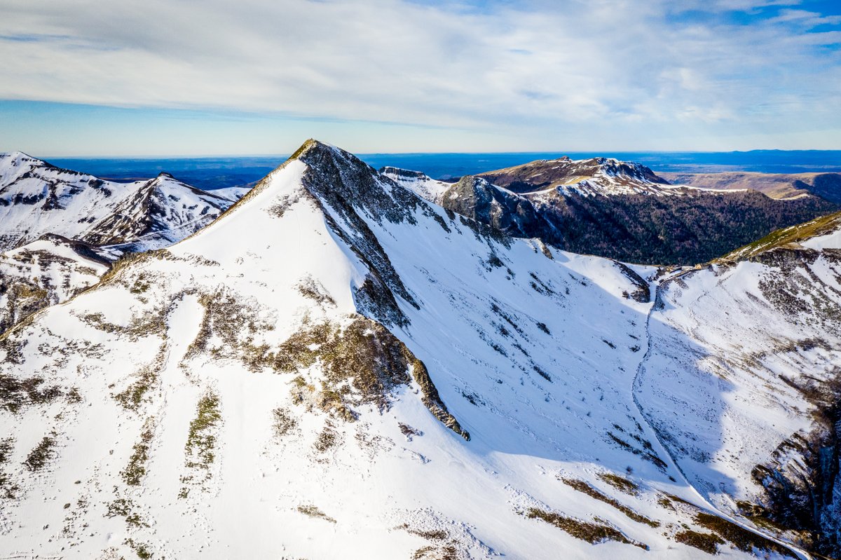 LeTour's tweet photo. 🏔 Right now the mountain is white, but on the #TDF2020 the riders will be seeking glory in yellow at the top of the Puy Mary! 💛

🏔 L’heure est au blanc, mais le 10 juillet, c’est une grande bataille pour le jaune qui se jouera sur les pentes du @PuyMary_off ! 💛

📸: J.Couty https://t.co/uCXYhVRotP