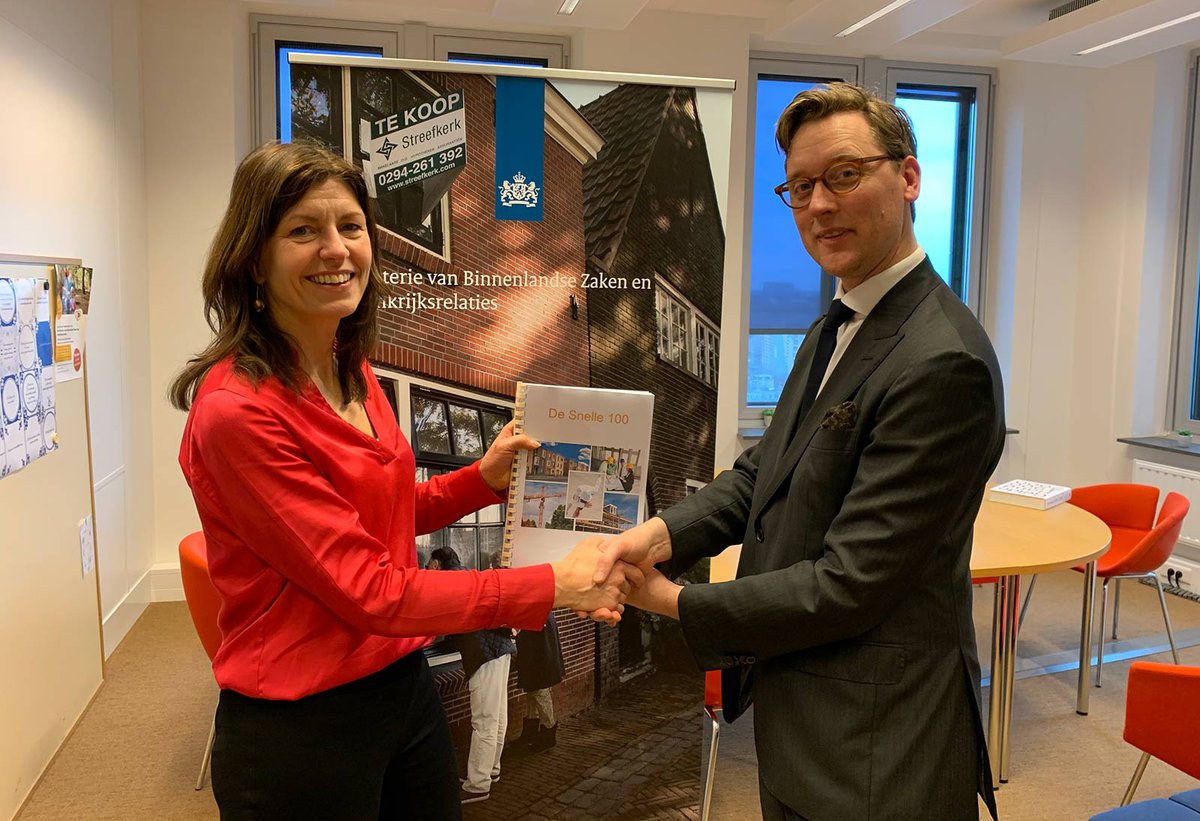 WoningBouwersNL's tweet photo. @ctmvrooyen (algemeen directeur van NVB) heeft ‘De Snelle 100’ officieel overhandigd aan Marja Appelman (directeur woningmarkt van @MinBZK). In dit document staan projecten en plannen die zijn vastgelopen. Het @MinBZK gaat hier nu mee aan de slag. https://t.co/qD4UoOdWKX https://t.co/4nEwLsv5Tg