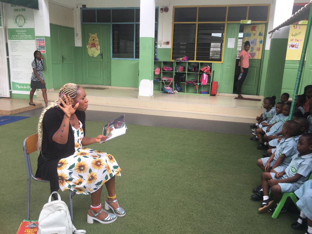 Fairy_Mistt's tweet photo. Book reading in a school 🥰🥰🥰. The kids were so engaging and interactive. They didnt want me to leave. It's such a beautiful feeling. 

#bookreading #kidsbookreading #author #childrensbooks #kidsbooks https://t.co/2RkdGxcsTK