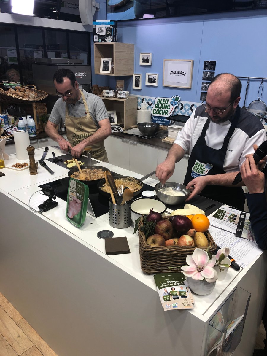 Cavac (@cavac_) on Twitter photo Lapin&bien est à l’honneur sur le stand de <a href="/BleuBlancCoeur/">Bleu-Blanc-Coeur</a> ! Le blogueur <a href="/PapaenCuisine/">Papa En Cuisine</a> est aux fourneaux 👨🍳
▶️ Très fiers d'être acteur de ce projet avec #Terrena et #LoeuletPiriot 🤗
👉 arrêt des cages > élevage au sol
👉 espaces propices aux comportements naturels des lapins Lapin&bien est à l’honneur sur le stand de <a href="/BleuBlancCoeur/">Bleu-Blanc-Coeur</a> ! Le blogueur <a href="/PapaenCuisine/">Papa En Cuisine</a> est aux fourneaux 👨🍳
▶️ Très fiers d'être acteur de ce projet avec #Terrena et #LoeuletPiriot 🤗
👉 arrêt des cages > élevage au sol
👉 espaces propices aux comportements naturels des lapins