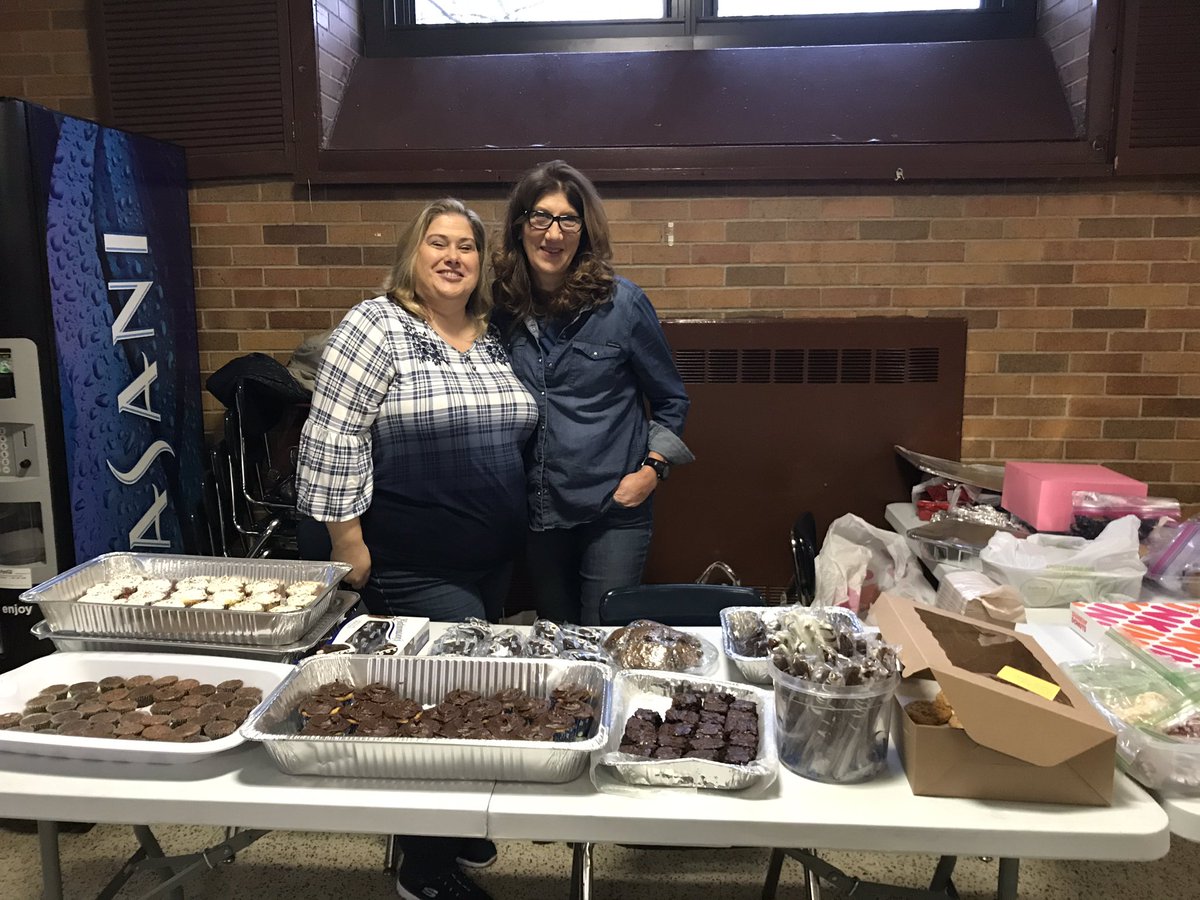 cmbm62's tweet photo. #poertyslam2020 look at all the goodies, #shoutout to Kathy Duffy &amp; Beatrice Bassi for helping out #snapsnotclaps @XaverianHS @DNapoliXHS https://t.co/CgXqOBRmZ3