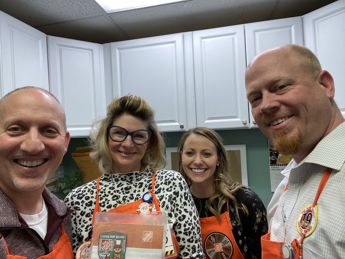Wow! Wendy the ASDS is doing amazing at 6351 taking care of her associates 🙌🏻 <a href="/AmandaKincadeSE/">Amanda Kincade</a> <a href="/SarahFarrellTHD/">Sarah Farrell</a> <a href="/CharlesA_Wilson/">Charles Wilson</a> @NicoleTHD6351