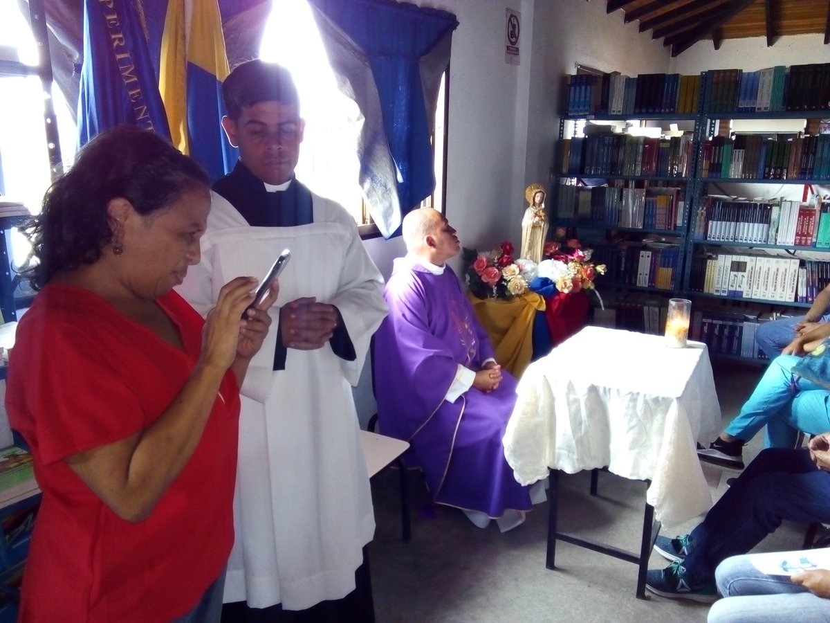 GCPRENSAOCUMARE's tweet photo. Inicia misa de acción de gracias miércoles de ceniza por la llegada de la cuaresma, donde participó libremente el personal administrativo, docente y obrero de la universidad @Nucleo_Miranda @UnefaVrrCapita @unefa_ve https://t.co/5pEjyfjYSP