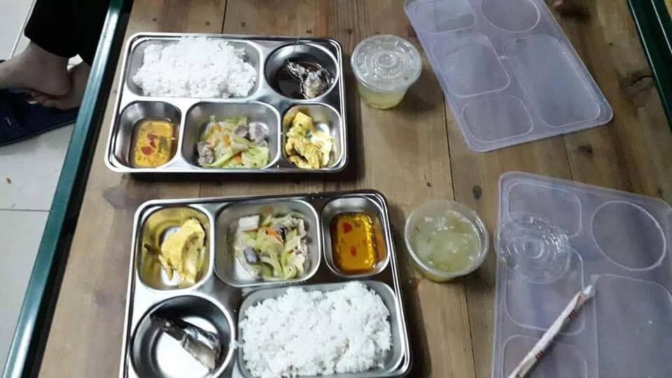LiuDuy1's tweet photo. #KoreansApologizetoVietnam
Khẩu phần ăn của người Việt khi bị cách ly và khẩu phần ăn của 20 người Nam Triều đéo chịu cách ly. Thôi, về nước mà chết chứ chết ở Việt Nam tốn cơm gạo. https://t.co/8jnedWu14K