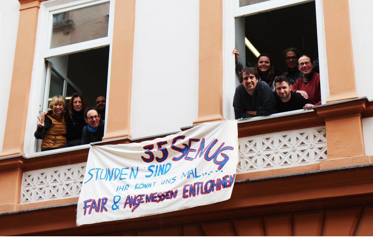 Soziale Arbeit ist mehr wert! Wir fordern eine 35 Stundenwoche. Betriebsversammlung der Arge für Obdachlose zu der auch die Kupfermuckn gehört heute um 10 Uhr. Zur Unterstützung für unsere KollektivvertragsverhandlerInnen, da es noch keine Einigung gibt.