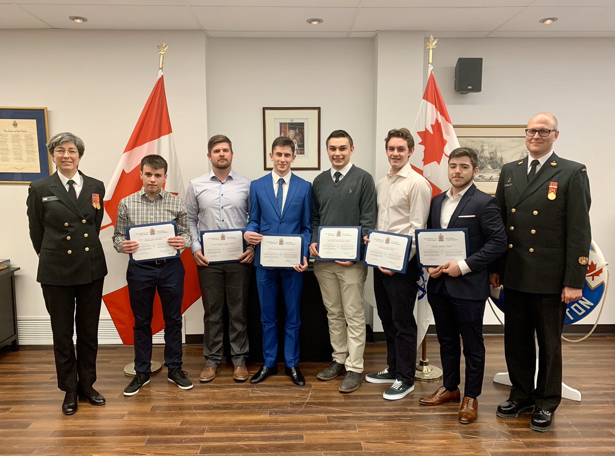 HMCS_NCSM_CAR's tweet photo. Commander Sheyla Dussault oversees the enrolment of six new members! HMCS CARLETON has recruited 48 new sailors since April 2019.
—
Capitaine de frégate Sheyla Dussault supervise l’enrôlement de six nouveaux membres! Le NCSM CARLETON a recruté 48 nouveaux marins depuis avril 2019 https://t.co/IpWZEbyOJQ