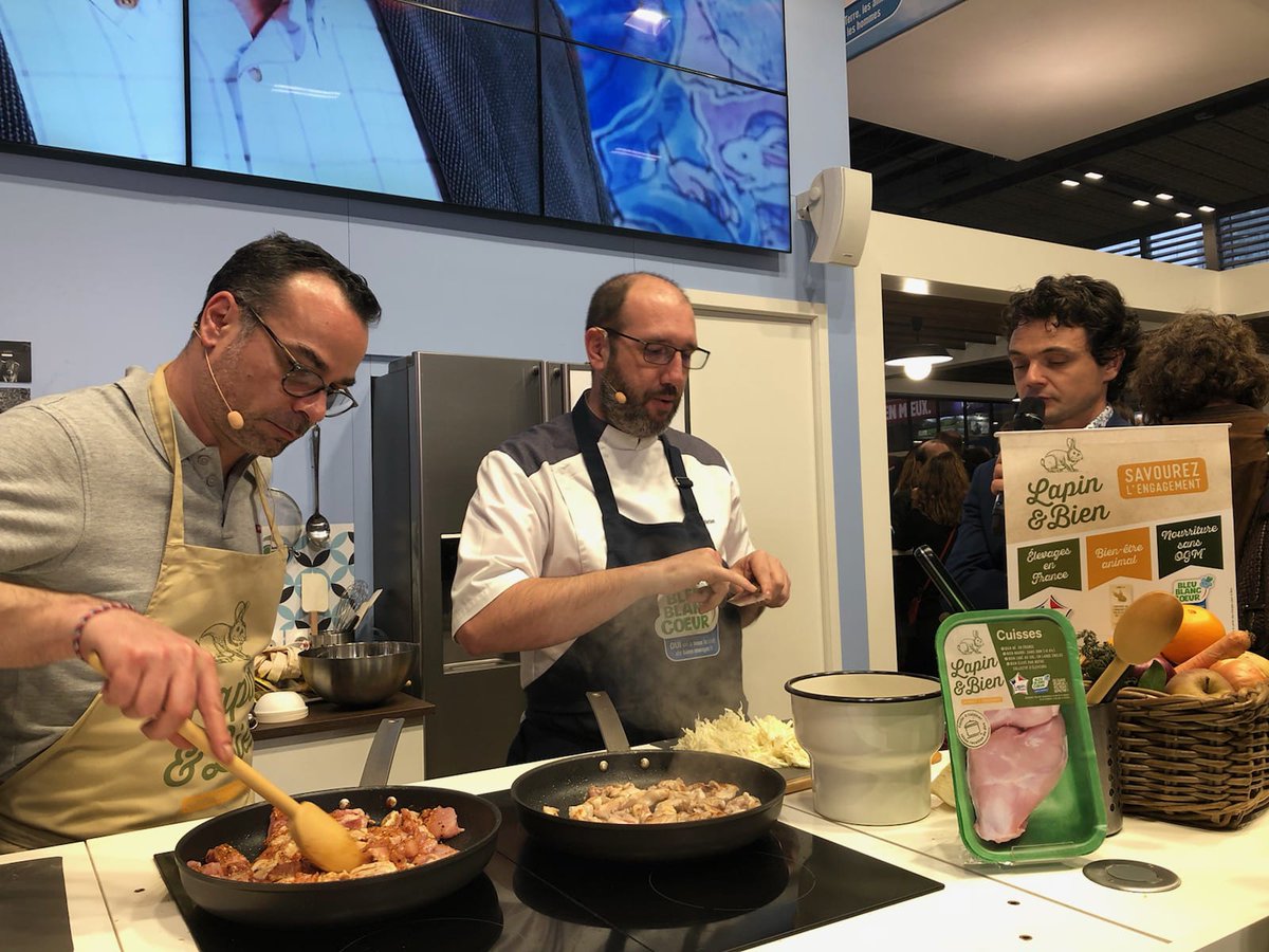 Bleu-Blanc-Coeur (@bleublanccoeur) on Twitter photo Toujours autant de monde au <a href="/Salondelagri/">Salon International de l'Agriculture</a> sur le stand #BleuBlancCoeur 1C14 😉 ! <a href="/PapaenCuisine/">Papa En Cuisine</a> et Cyril vous ont préparé des « brochettes de lapin à la mexicaine, pruneaux et pommes » avec le délicieux lapin « #LapinEtBien », ça vous tente 😋 ?
#BBCauSIA #SIA2020 Toujours autant de monde au <a href="/Salondelagri/">Salon International de l'Agriculture</a> sur le stand #BleuBlancCoeur 1C14 😉 ! <a href="/PapaenCuisine/">Papa En Cuisine</a> et Cyril vous ont préparé des « brochettes de lapin à la mexicaine, pruneaux et pommes » avec le délicieux lapin « #LapinEtBien », ça vous tente 😋 ?
#BBCauSIA #SIA2020