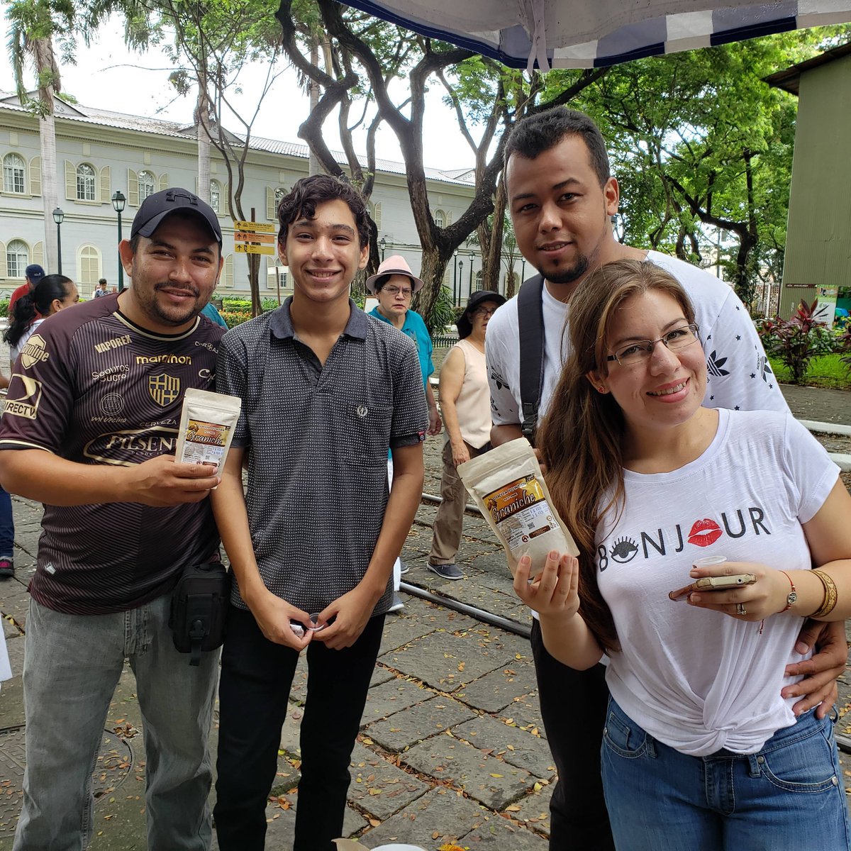 Compartiendo en familia con Graniche  excelente producto ecuatoriano  
#cacaopuro #pastagraniche🇪🇨🍫  #contigogranichesiempre #cacaoecuatoriano #cacao #sostenible
@Mariana_chequer_b
<a href="/mipro/">MIPRO Consulting</a> @ecuadorpremium_sustainable
#familia #chocolate #ChocolateGraniche