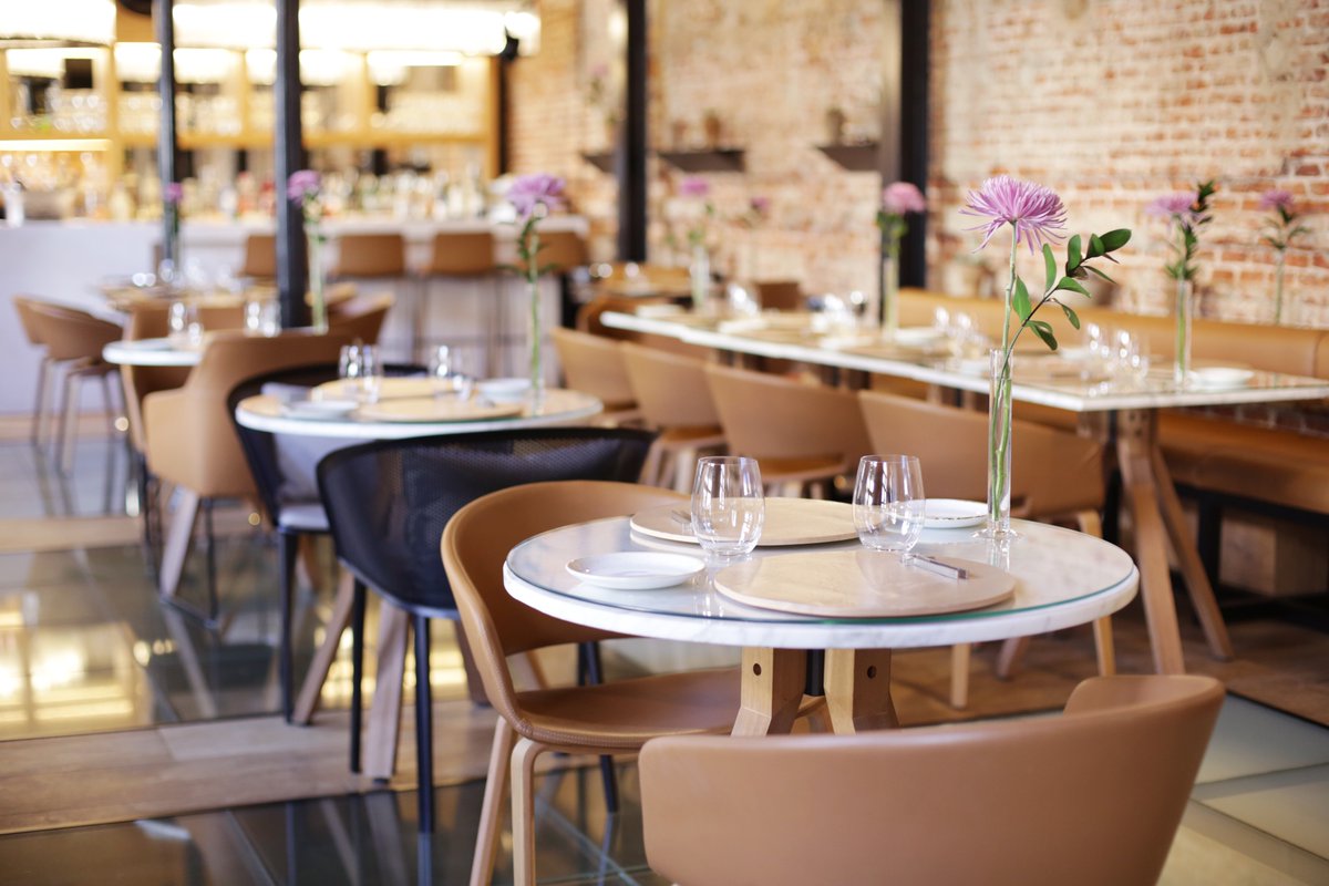 Alta gastronomía, con forma de guisantes lágrima, y alta artesanía, con forma de cerámica de Puente del Arzobispo, declarada por la Unesco Patrimonio Cultural Inmaterial de la Humanidad. Las parejas perfectas existen.