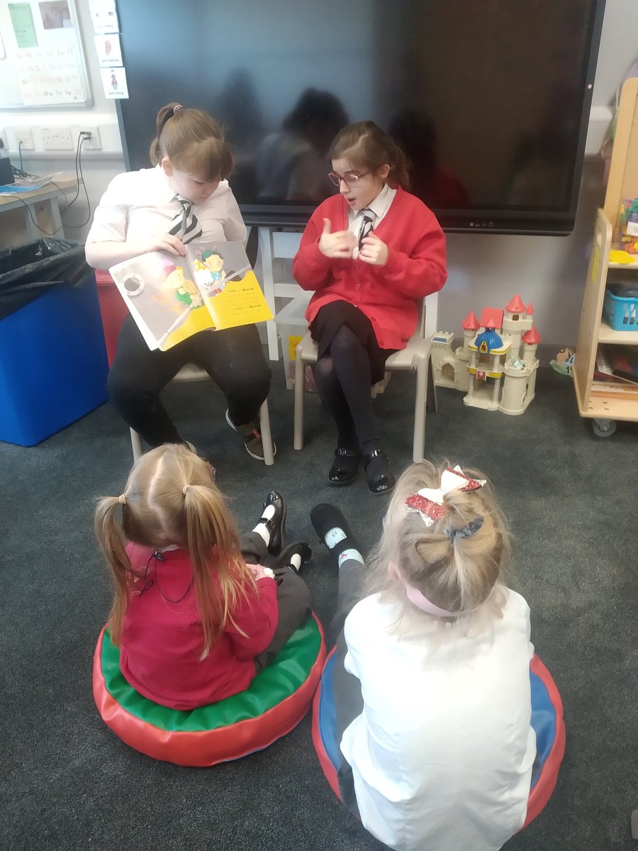 GarvelC's tweet photo. We enjoyed sharing a story with the younger deaf pupils this afternoon #reading #literacy #signlanguage https://t.co/l8UkMvSYs1
