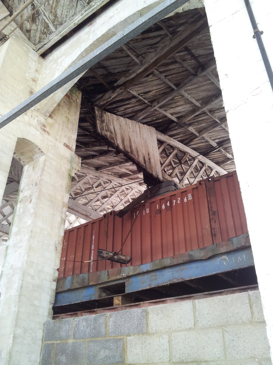 spider12's tweet photo. Some more Photos of the destruction at hanger 3 https://t.co/v7yn40xvrK