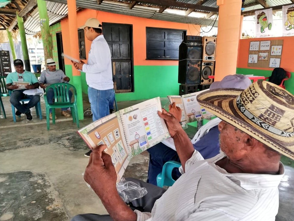 ElEfectoCacao's tweet photo. Nuestros socios del #UrabáAntioqueño se capacitan en buenas prácticas agrícolas y siembra para garantizar la calidad en la cadena productiva del cacao. @USAID_Colombia @FundacionLuker @FundacionLuker @EmgesaEnergia @SaldarriagaConc @EAFIT https://t.co/No4MNYRB7X