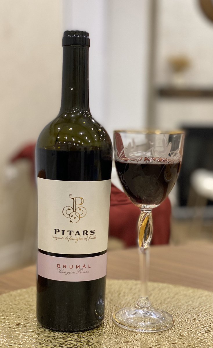 Bodonguud's tweet photo. #Pitars #Brumal #2016
Үл ялиг ойн жимсний амттай, маш сайн насжуулсан( well balanced) танин дунд зэрэг, хуурай,зөөлхөн,амандаа жаахан халаагаад уухад жимсний амт илүү бас танин ихэсдэг юм байна. 2 төрлийн жимсээр хийсэн Итали вино, .Good long lasting. Паста, хонины махтай гоё https://t.co/ndI0FyPjcW