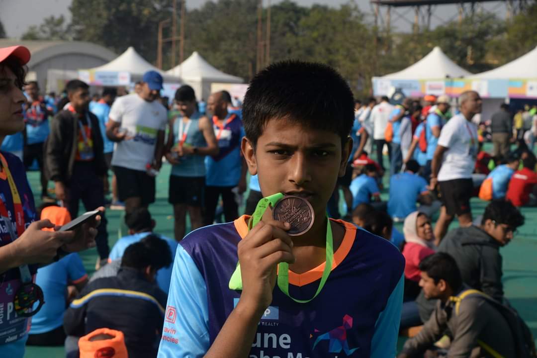 MahaMarathon's tweet photo. लोकमत महा मॅरेथॉनमध्ये पुण्यातील हजारो धावकांनी उस्फुर्तपणे सहभाग नोंदविला, यामध्ये अनेक लहान धावकांचाही समावेश मोठ्या प्रमाणात होता. भारताची नवीन पिढी आपल्या निरोगी जीवनशैलीला किती महत्व देते याचे दर्शन या निमित्ताने झाले.
#Lokmat #CrossTheLine #MahaMarathon #PuneCity https://t.co/HcvuUi4PpV