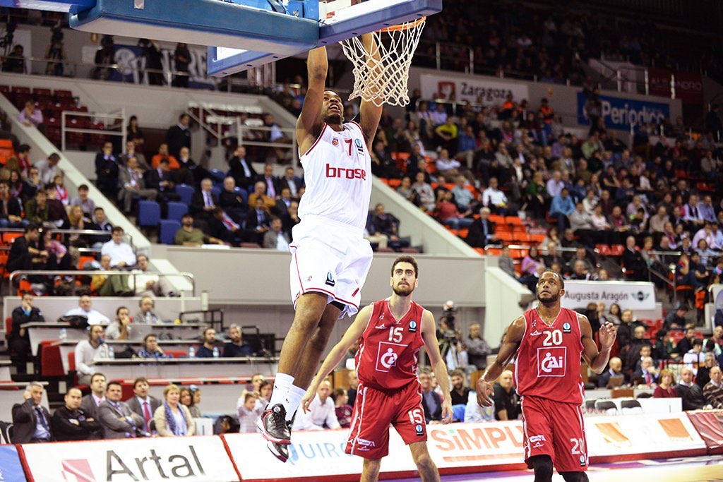 Sergio Cebollada (@mr_scsr) on Twitter photo El sábado @JTTheKid debutará en el pabellón Príncipe Felipe
Escenario donde hace un lustro, <a href="/RyT5/">Ryan Thompson</a>, su hermano pequeño, ya jugó con @BroseBamberg El sábado @JTTheKid debutará en el pabellón Príncipe Felipe
Escenario donde hace un lustro, <a href="/RyT5/">Ryan Thompson</a>, su hermano pequeño, ya jugó con @BroseBamberg