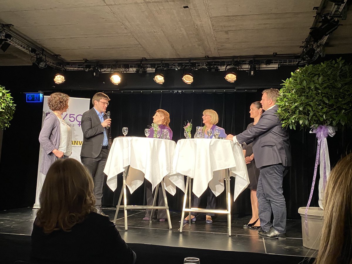 GabrielaBCortes's tweet photo. Wer gibt der #Arbeit den Wert? Warum verdient ein Banker ein vielfaches einer Kita-Betreuerin? Stadträtin der Stadt #Bern, Regula Bühlmann bei der #Podiumsdiskussion in #Vaduz #LANV #Lohngleichheit #Gleichstellung #Liechtenstein #Gewerkschaft
https://t.co/MKMWfEWNwQ https://t.co/8GsmTeT2SG