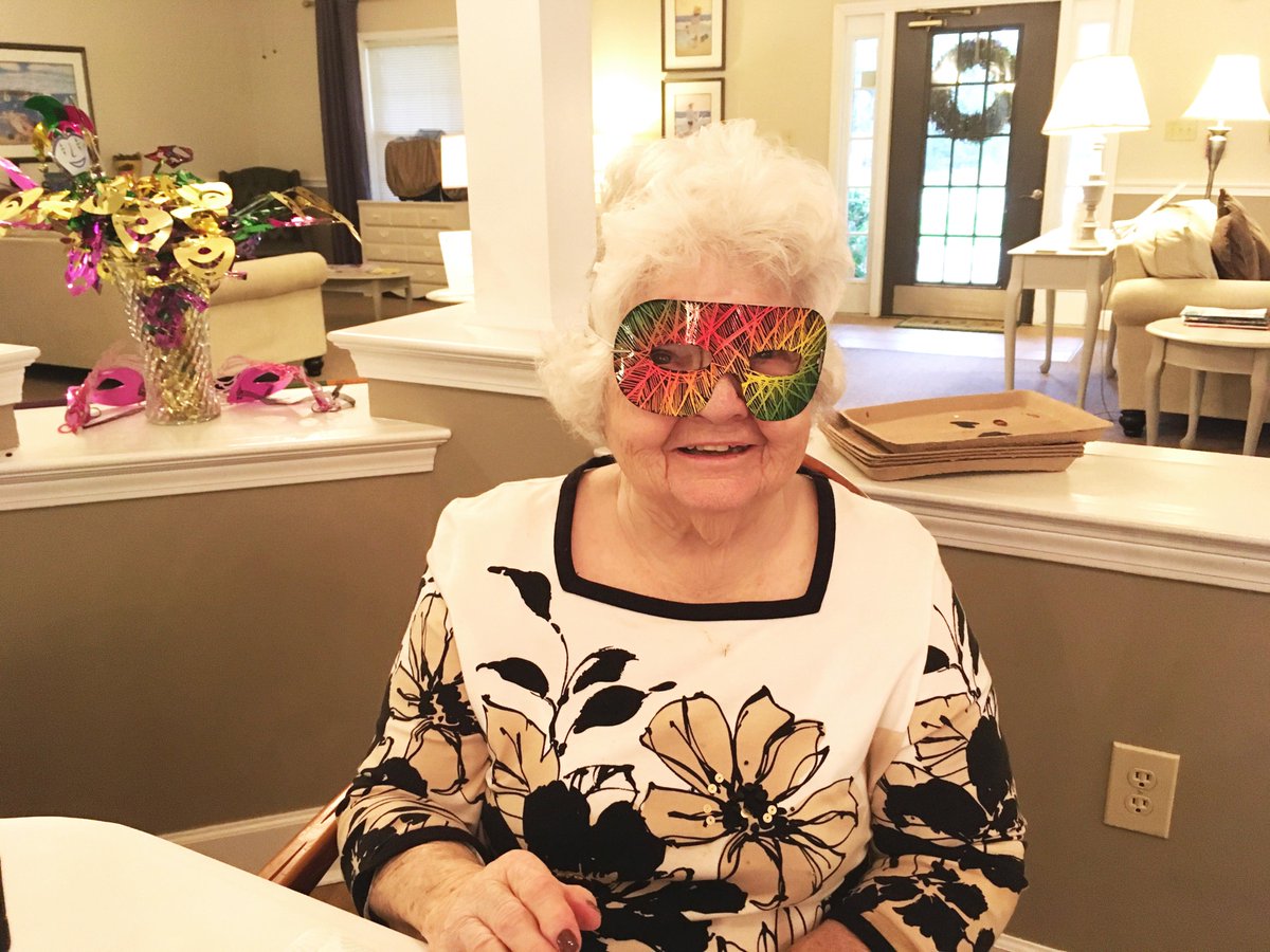 DaphneLibrary's tweet image. Last week, teens visited @DaphneSeniors to work with the seniors on making craft masks for Mardi Gras! Seniors were given a special pencil to draw on the masks with which revealed hidden colors underneath - unique to each mask!