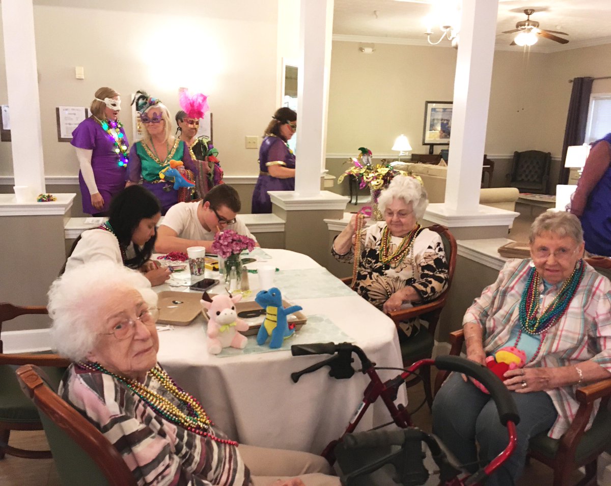 DaphneLibrary's tweet image. Last week, teens visited @DaphneSeniors to work with the seniors on making craft masks for Mardi Gras! Seniors were given a special pencil to draw on the masks with which revealed hidden colors underneath - unique to each mask!