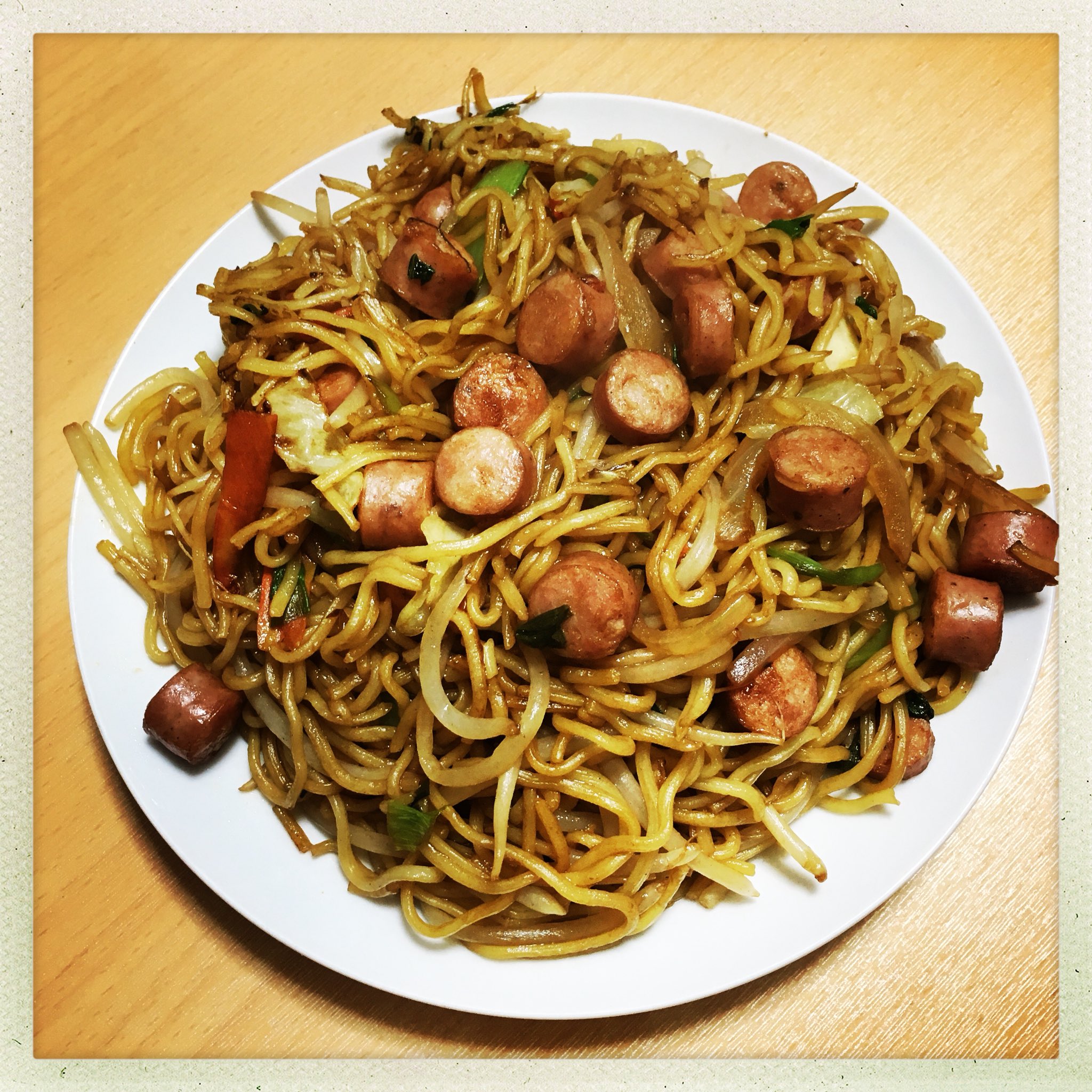 岩佐俊宏 本日のお献立 もしかして焼きそばの麺ってメーカーごとに量が違うのかも いつもより山盛りなソース焼きそばに困惑の黄昏時 本日はオムそば風 モヨロ食堂 モヨロ新時代 サラメシ ひとり暮らし ひとりごはん 焼きそば オムそば